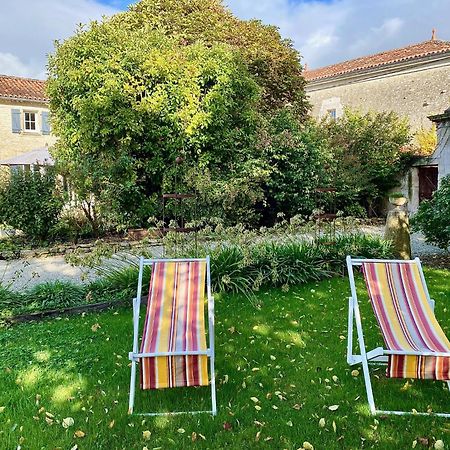 Aux Agapanthes, Chambres D'Hotes Charentaises De Charme Avec Piscine Aumagne Dış mekan fotoğraf